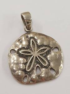 lot 77P image: Beautiful Sterling Silver Sand Dollar Pendant