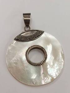 lot 100P image: Beautiful Sterling Silver Mother of Pearl Pendant