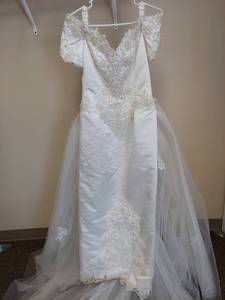 lot 106P image: Elegant White Lace Wedding Dress with Removable Train