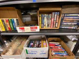 lot 42S image: Lot of Vintage Sci-Fi Novels Terry Pratchett Doctor Who