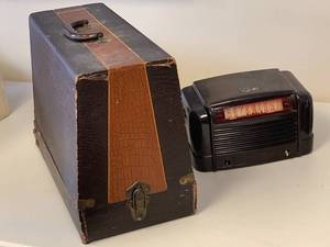 lot 99S image: DillAc Sewing Machine & DeWald Radio
