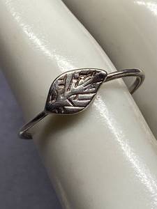 lot 24B image: Sterling Silver 925 Leaf Ring Size 6.5