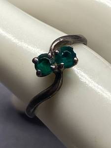 lot 25B image: Sterling Silver 925 Green Stone Twisted Ring Size 6
