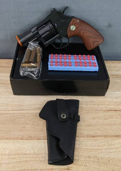 lot 46 image: Brand New Western Cowboy Prop Revolver Toy Gun with Accessories N