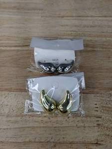 lot 136E image: 2 Brand New Pair Tear Drop Chunky Pierced Earrings in Gold and Silver N