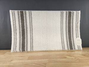 lot 70 image: Brand New Threshold Chenille Memory Foam Bath Rug Gray White 20 x 34 N