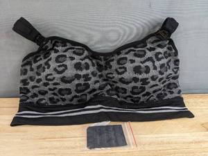 lot 63 image: Brand New Momcozy 4-in-1 Pumping Bra Hands Free, Fixed Padding Nursing & Maternity Bra Black and Gray N