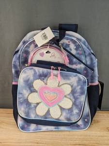lot 61 image: Brand New Locker Club 4 Piece Set Backpack Wristlet Headphones Lunch Bag Flower Heart Blue Pink N