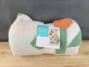 lot 118 image: Brand New Pillowfort Tulip Knit Throw Green Yellow Pink 48 x 58 N