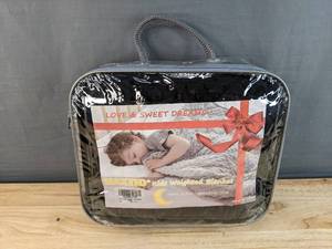 lot 109 image: Brand New Maxtid Kids Weighted 3 Pound Blanket in Black N