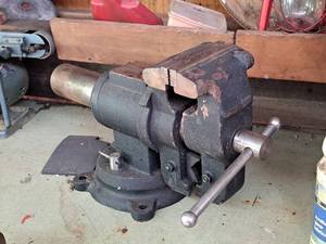 lot 21 image: Bench Vise 6-grip (Grey)