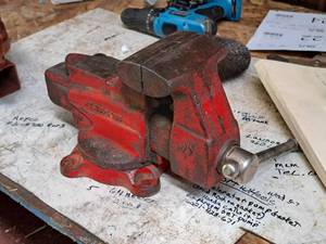 lot 23 image: Bench Vise 4-grip (Red)