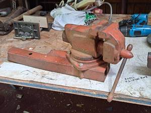 lot 24 image: Bench Vise 3-12-grip (Red)