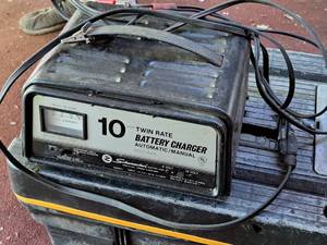 lot 35 image: Schumacher Twin Rate Battery Charger AutomaticManual 10 Amp 612 Volt