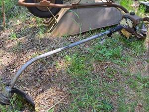lot 42 image: Ryan IDC Gasoline-Powered Lawn Line Trimmer