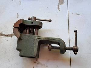 lot 101 image: Mini Bench-Top Vise 1-34-grip