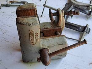 lot 103 image: Stanley No. 700 Table-Mount Vise 5-grip