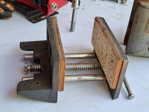 lot 104 image: Flush-Mount Vise 6-grip
