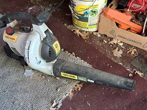 lot 130 image: Yard-Man 425-CFM 31cc Blower