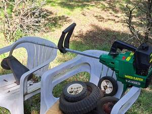 lot 138 image: Weed Eater 32cc Line Trimmer (Green)