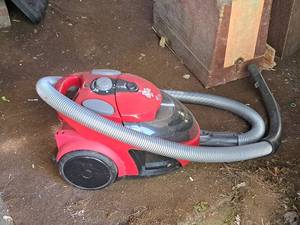lot 142 image: Dirt Devil Easy LITE Shop Vacuum with Hose