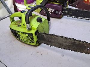 lot 49 image: Poulan XX Gasoline-Powered Chainsaw 12 Bar (GreenBlack)