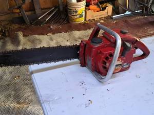 lot 54 image: Vintage Montgomery Ward 3.1 Chainsaw 16 Bar TMC24034A (RedBlack)