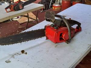 lot 134 image: Craftsman 3.7 Gasoline-Powered Chainsaw 18 Bar (RedBlack)