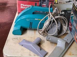lot 187 image: Regina DIRT Magnet Hand Vac with Accessories