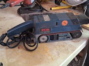 lot 204 image: Ryobi 3x21 Belt Sander BE-321