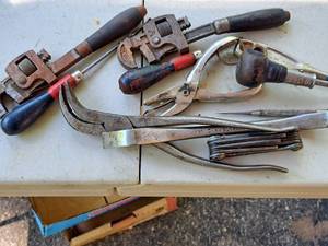lot 283 image: Lot of (7) Assorted Hand Tools - Pipe Wrenches, Picks, Pliers, Pry Bar