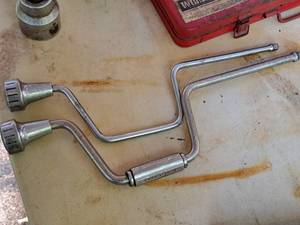 lot 294 image: Lot of (2) Speed Drive Hand Crank Ratchets - 38 Drive and 12 Drive