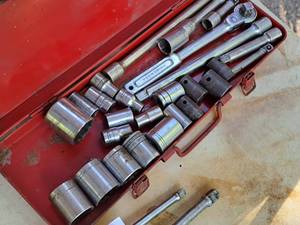 lot 298 image: 12-drive Socket Set with Metal Case (red)