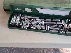 lot 299 image: 14-drive Socket Set with Metal Case (green)