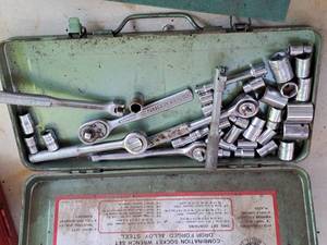 lot 300 image: 14-drive Socket Set with Metal Case (green)