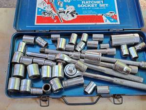 lot 302 image: 38-drive Ratchet Socket Set with Metal Case (blue)