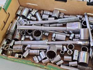 lot 303 image: Lot of (1 Tray) Assorted Sockets and Ratchets - 14, 38, 12 Drives