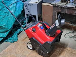 lot 8 image: Toro R-Tek CCR 2450 141cc Snow Blower