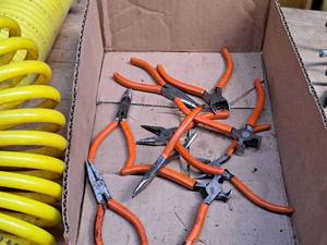 lot 322 image: Lot of (9) Assorted Hand Tools - Cutters, Pliers, Snips