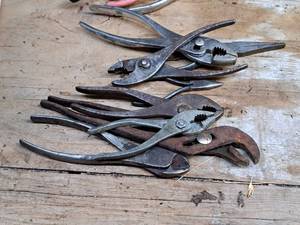 lot 326 image: Lot of (8) Assorted Hand Tools - Pliers, Needlenose Pliers, Cutters