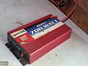 lot 350 image: Vector MAXX SST 700 Watt Power Inverter