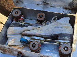 lot 352 image: Vintage Womens Roller Skates (White) with Metal Case