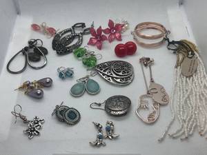 lot 75 image: Collection of Fashion Jewelry Earrings and Bracelets