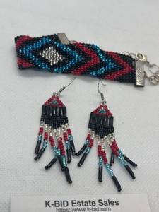 lot 80 image: Handcrafted Beaded Bracelet and Matching Earrings Set