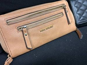 lot 112 image: Set of 2 Ladies Wallets Max Studio and Relic Purses