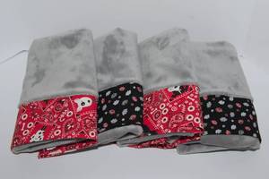 lot 21 image: Set of Four Handmade Minky Pillowcases - Standard Size