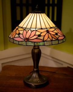 lot 56 image: Beautiful Tiffany-Style Stained Glass Lamp