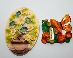 lot 65 image: Set of Two Vintage Chalkware Decor Pieces - Flowers and Butterfly