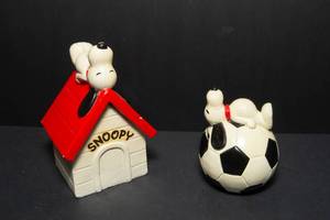 lot 69 image: Vintage Snoopy Piggy Banks  1970s & 1960s Collectibles