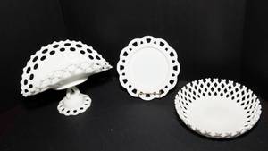 lot 73 image: Set of Three Vintage Milk Glass Pieces